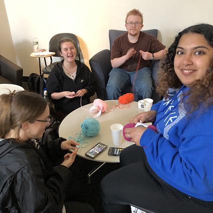 Students prepare yarn for caregivers of children in the hospital